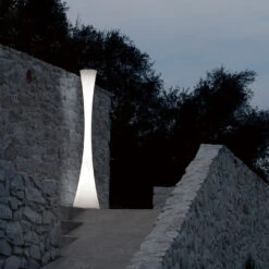 Martinelli Luce Biconica Pol -Helles Licht 002 Martinelli Luce Biconica Pol Outdoor Stehleuchte ambient4 ba1819197793d264cce0fc733408fdd9