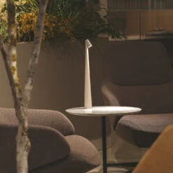 Vibia Africa 5585 Portable Akkuleuchte 23 Vibia Africa 5585 Portable Akkuleuchte -Helles Licht 002 vibia africa ambient5 38f1dc14dd6c46e41ef077df6708f67a
